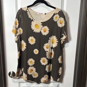 Origami Charcoal and Yellow Daisy Print Short Sleeve Tee - NWOT